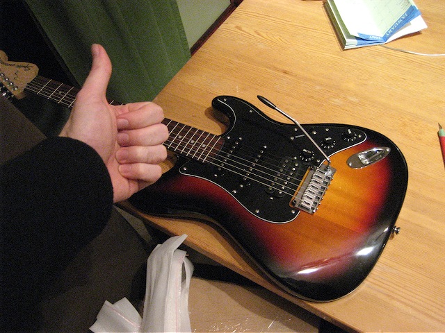 Fender Stratocaster Sunburst Black Pickguard